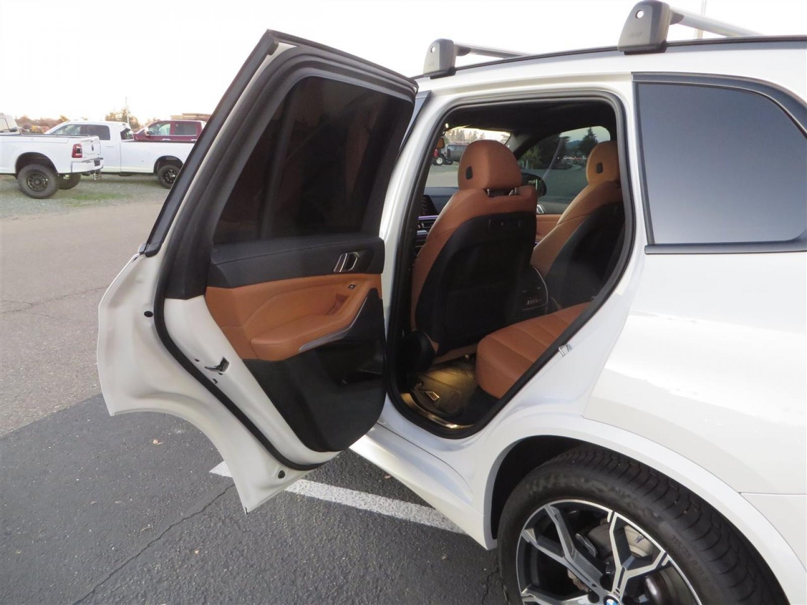 2022 White /BROWN BMW X5 xDrive40i (5UXCR6C08N9) with an 3.0L L6 DOHC 24V engine, 8A transmission, located at 2630 Grass Valley Highway, Auburn, CA, 95603, (530) 508-5100, 38.937893, -121.095482 - Photo #25